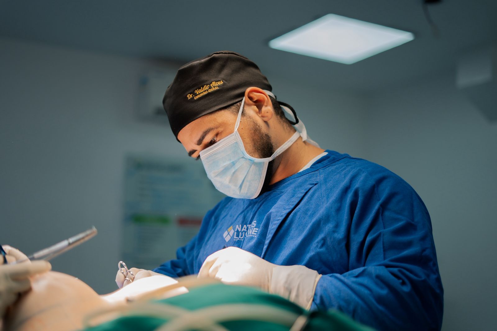 Dr. Valdir Alves em cirurgia